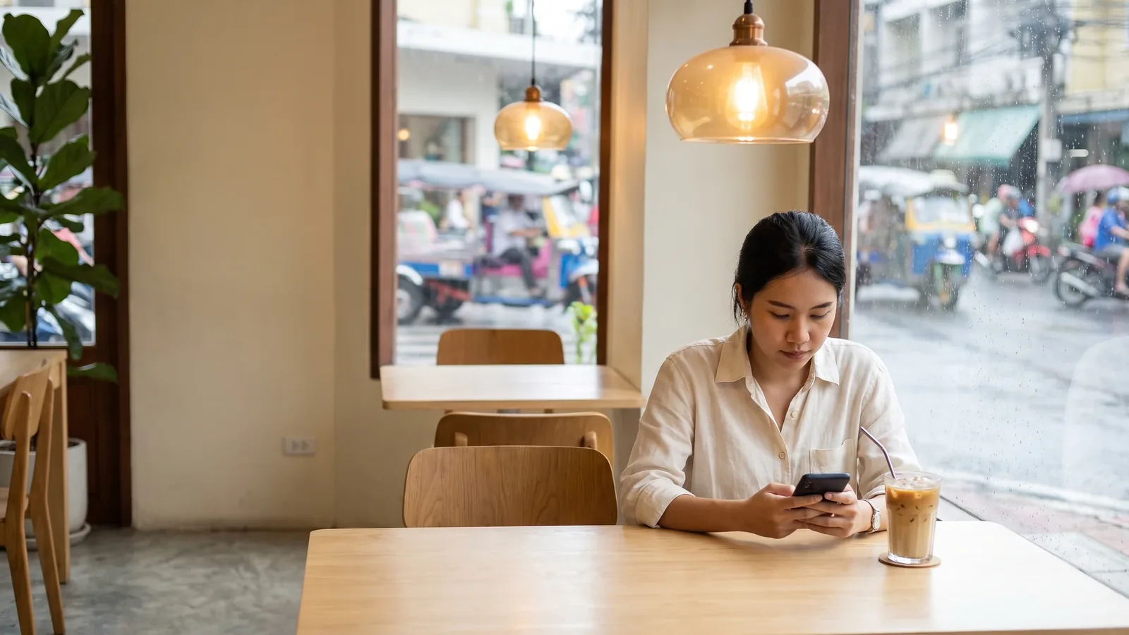 ผู้ซื้อกำลังพิมพ์ถามผู้ช่วย AI บนโทรศัพท์เพื่อหาซัพพลายเออร์