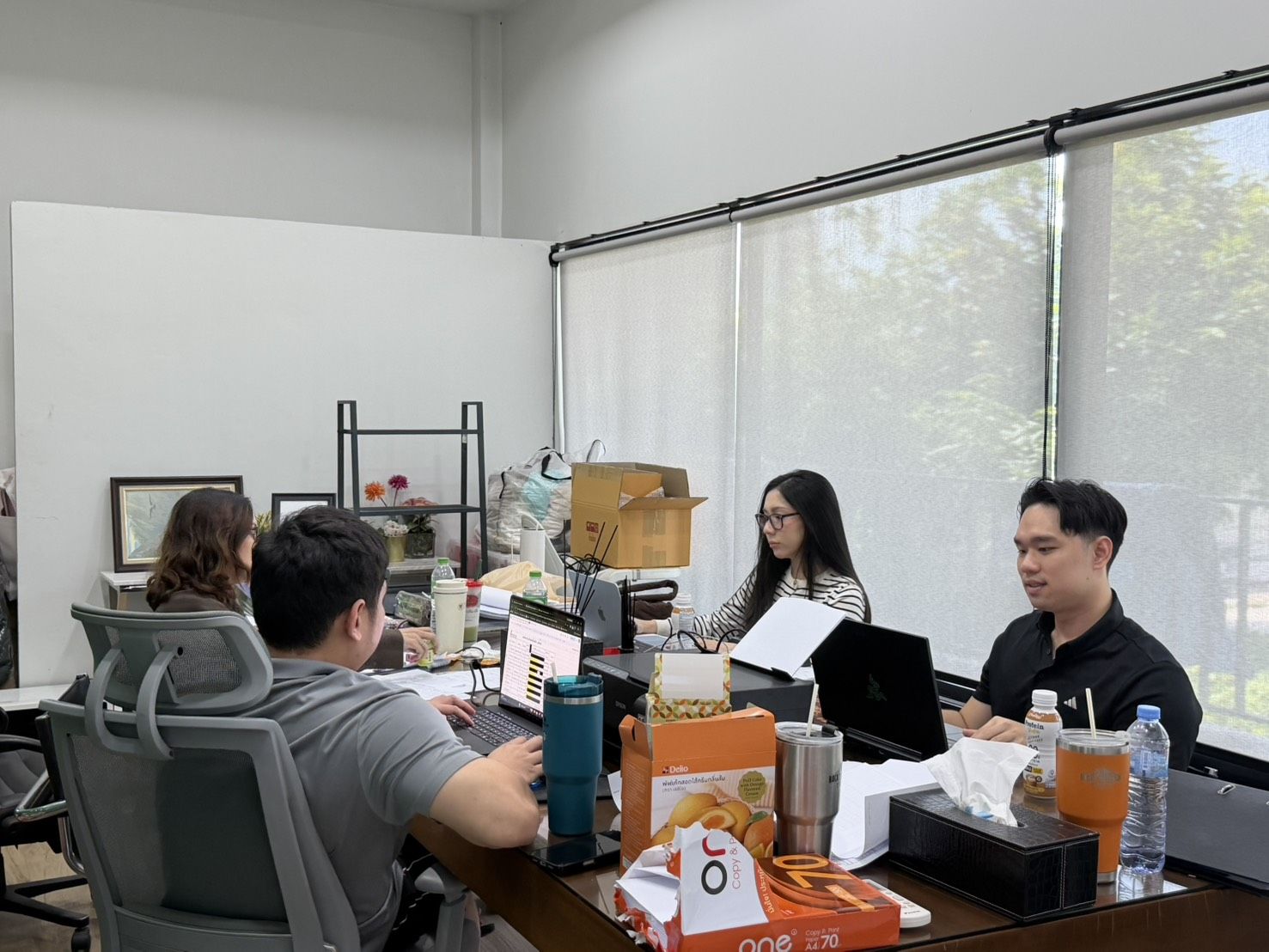 ทีมงาน Zip AI กำลังทำงานร่วมกันที่ออฟฟิศ