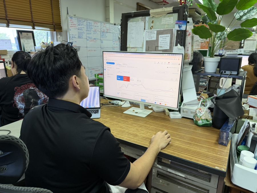 ทีมงานกำลังดูแลแคมเปญ Google Ads ของบริษัทในเครือ (MDCC) บนหน้าจอจริง